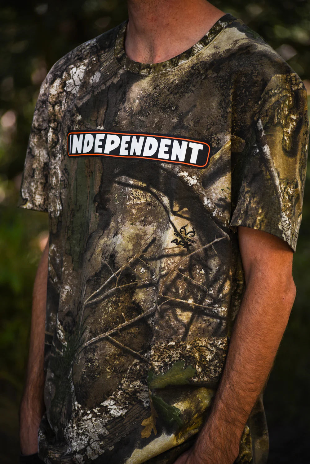 Independent x Realtree APX Bar Logo Tee – Kinetic / Nocturnal
