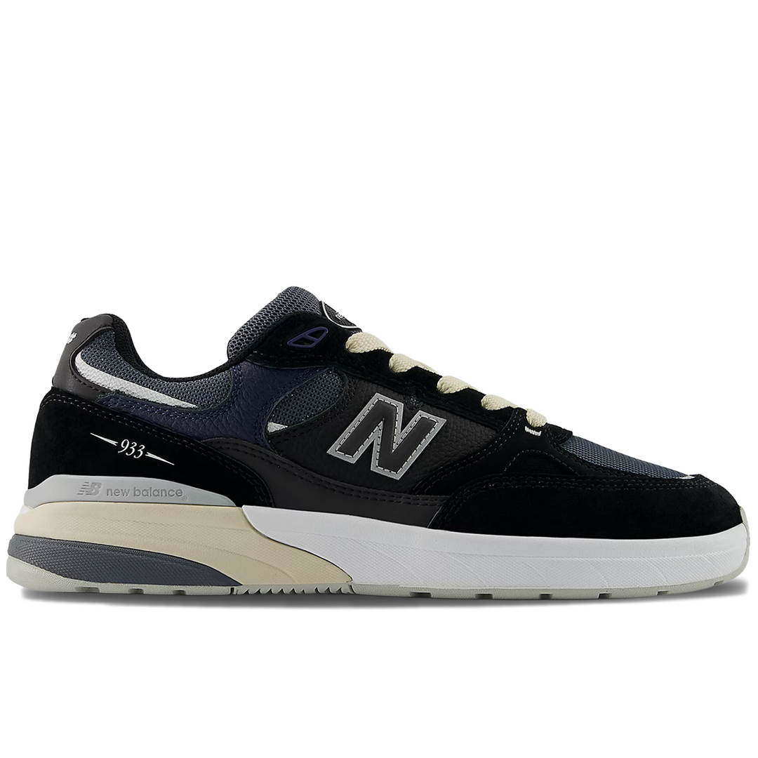 reynolds 933 Black sneaker with New Balance logo with reflective accents