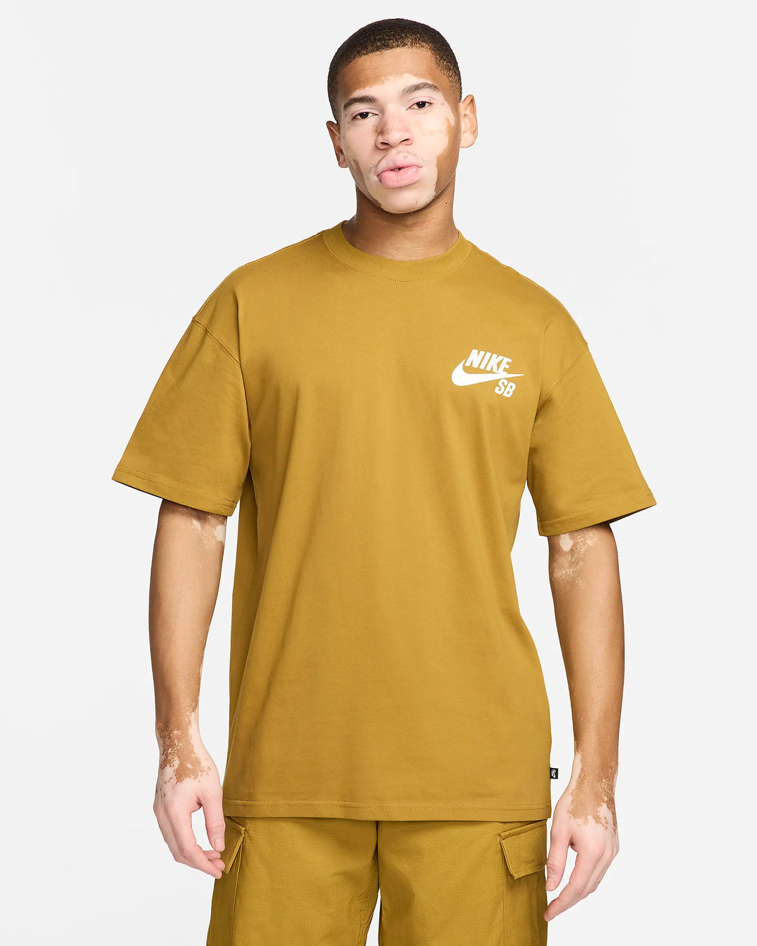 nike sb logo tee bronzine on model